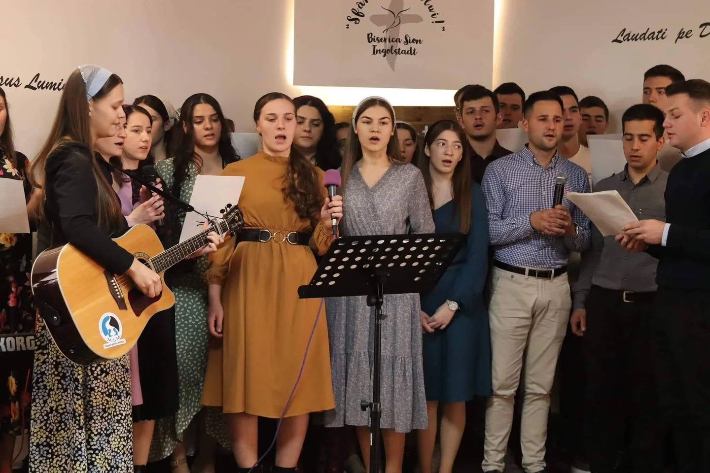 Tinerii Maranata cântând cu acompaniament de chitară în timpul unei vizite în Ingolstadt